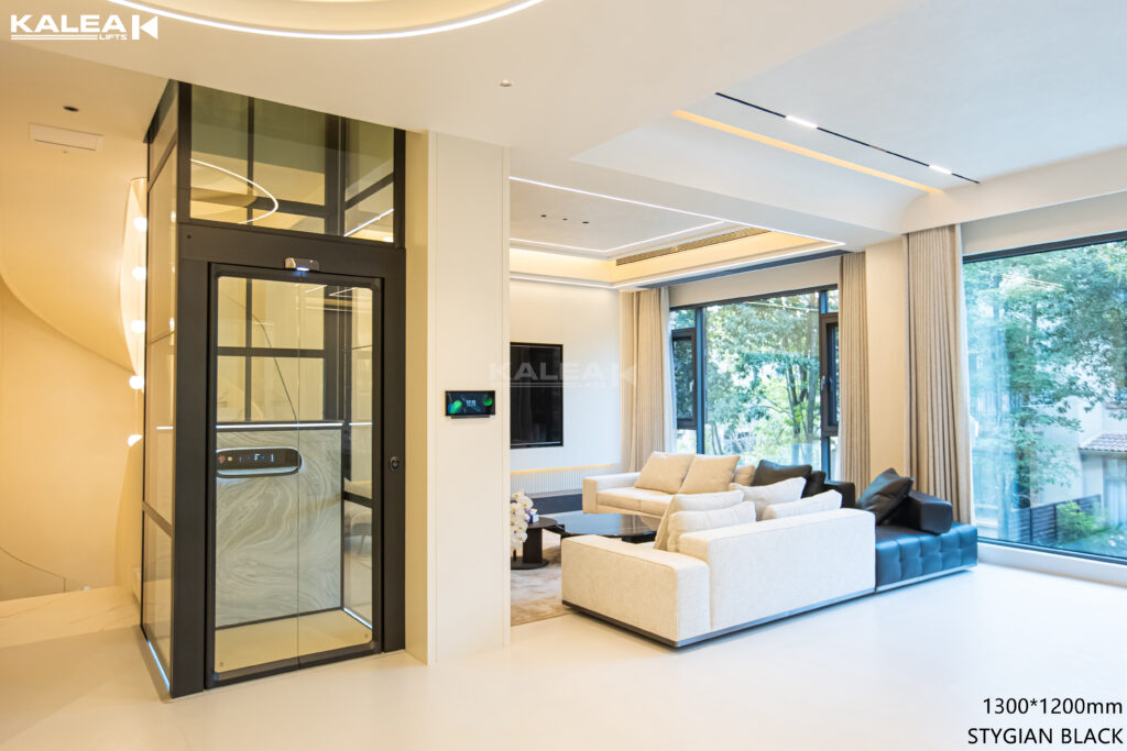 Lift Rumah Kalea X50 terpasang di dekat ruang keluarga yang menyatu dengan desain interior rumah