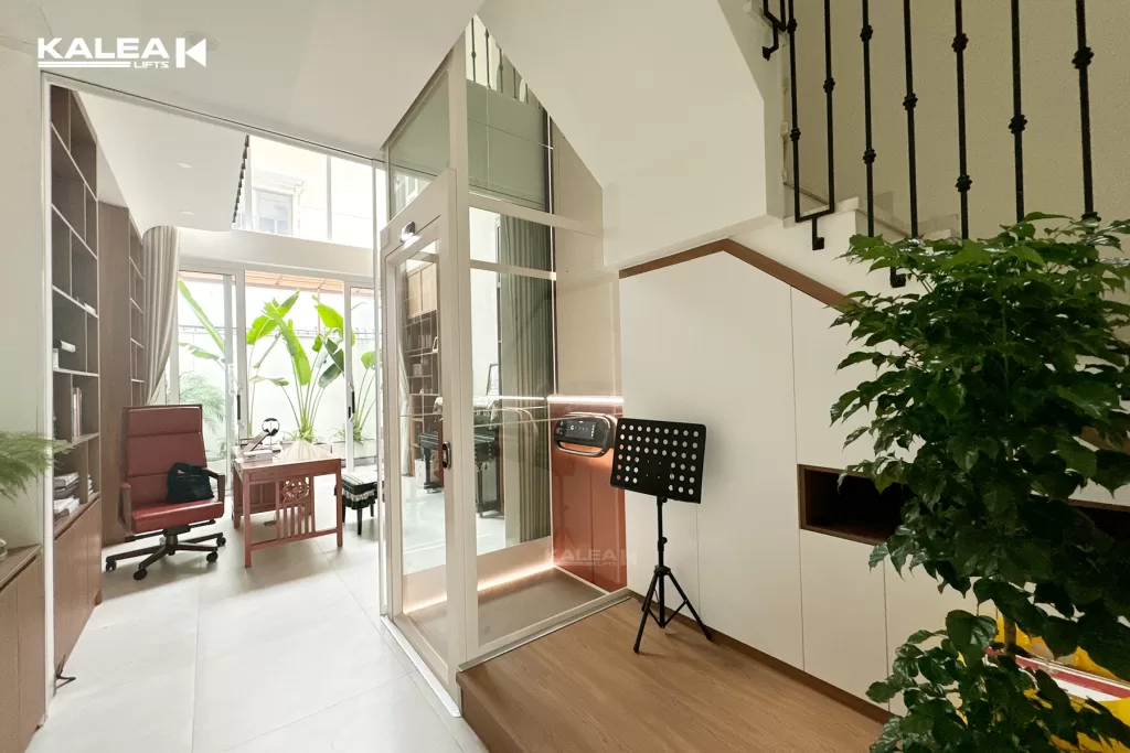 Kalea X50 dipasang di samping tangga rumah untuk menunjukkan konsep machine room-less atau MRL yang hemat ruang