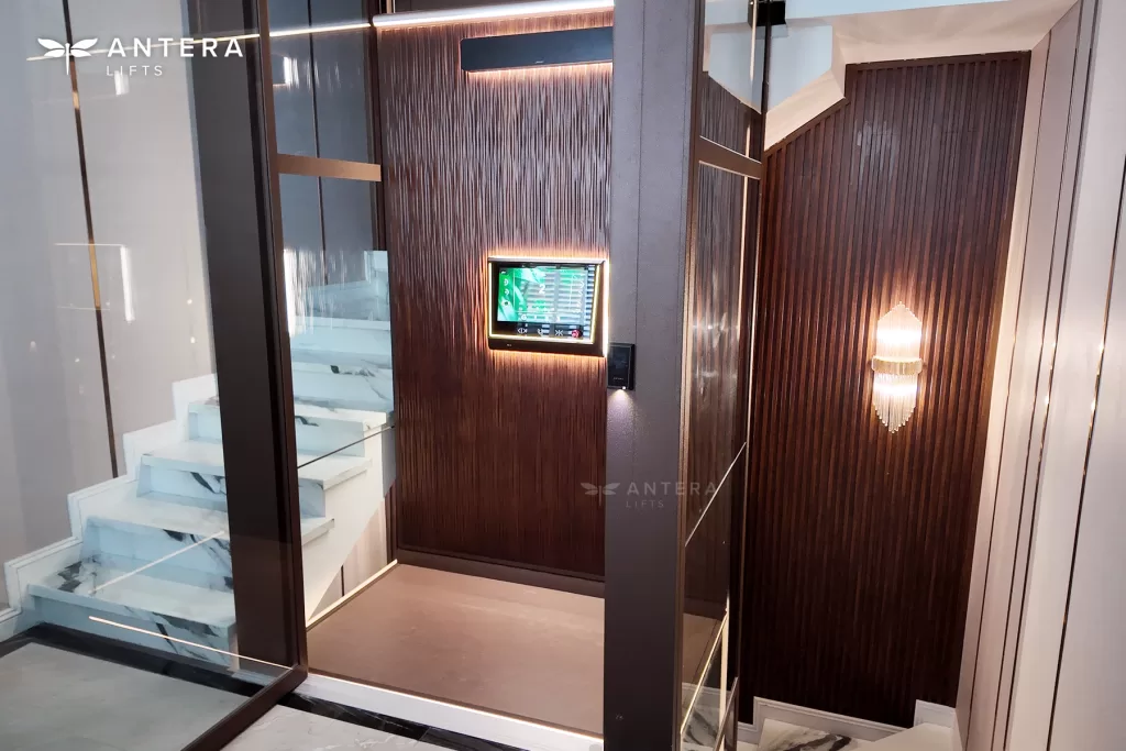 Antera Z85 di rumah tinggal modern, menampilkan contoh lift rumah yang dapat dipilih berdasarkan kebutuhan ruang, gaya interior, dan kenyamanan penggunaan sehari-hari.