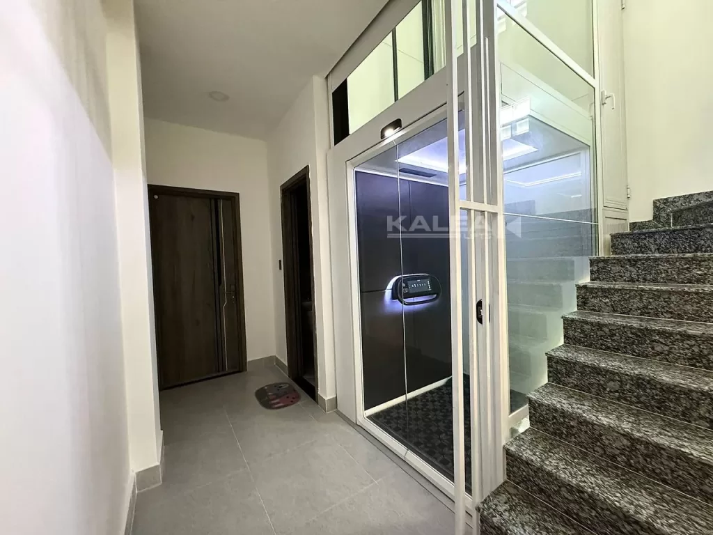 Lift rumah mewah Kalea X80 Techno Sparkle instalasi tengah tangga di vietnam dengan shaft warna putih